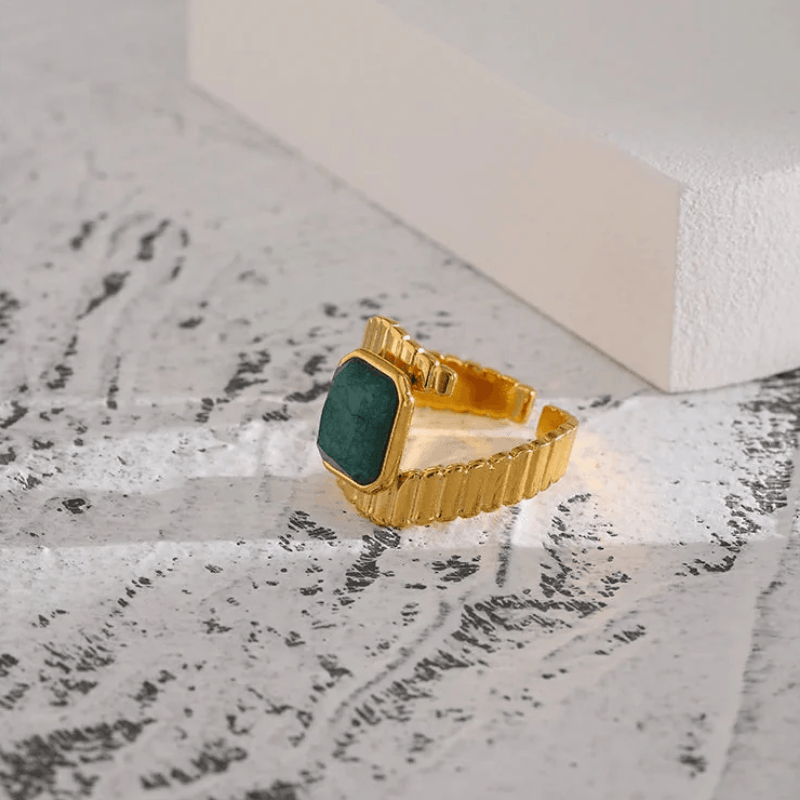 Anel com Cortes Geométricos e Apatita Azul - DELICATTA