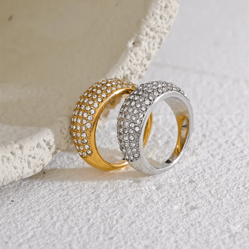 Anel com Zircônias - DELICATTA