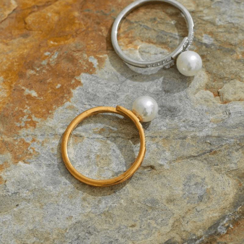 Anel Cravejado e com Pérola Central - DELICATTA