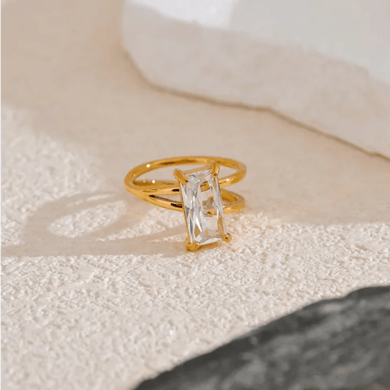 Anel com Zircônia Retangular - DELICATTA