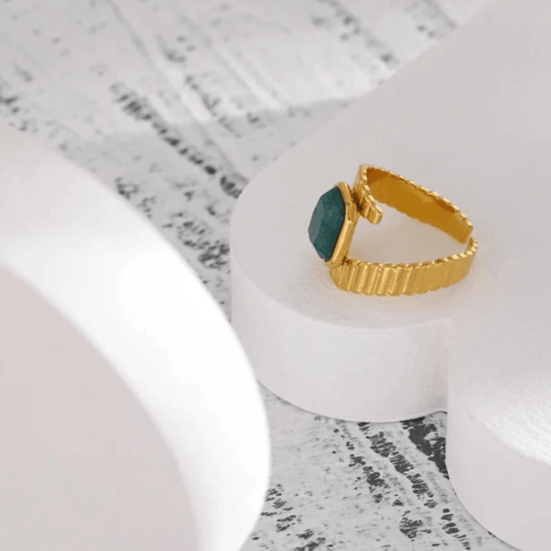 Anel com Cortes Geométricos e Apatita Azul - DELICATTA