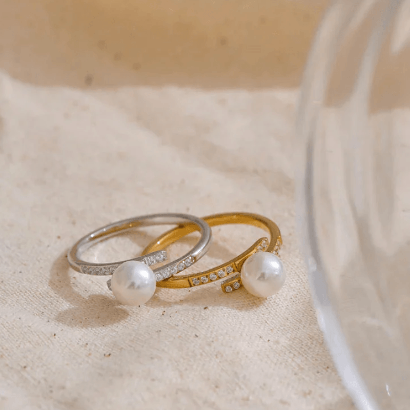 Anel Cravejado e com Pérola Central - DELICATTA