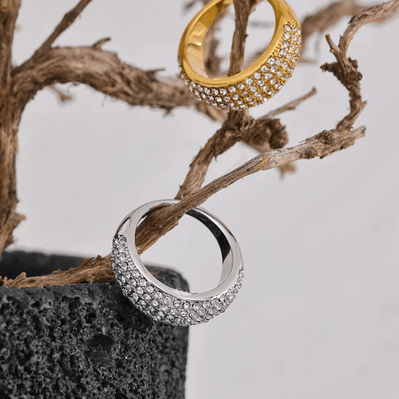 Anel com Zircônias - DELICATTA